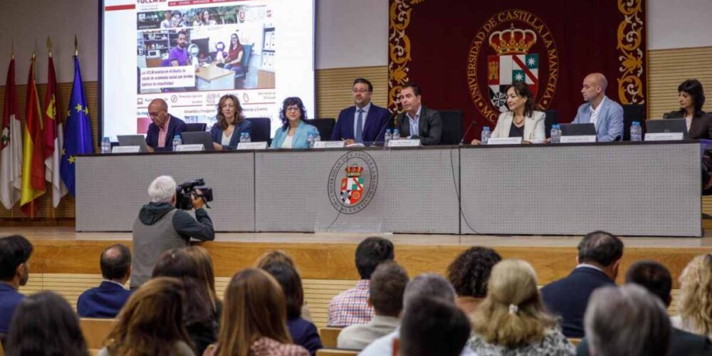 En el centro, el consejero de Educación, Cultura y Deportes, Amador Pastor.