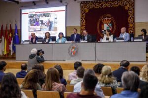 En el centro, el consejero de Educación, Cultura y Deportes, Amador Pastor.