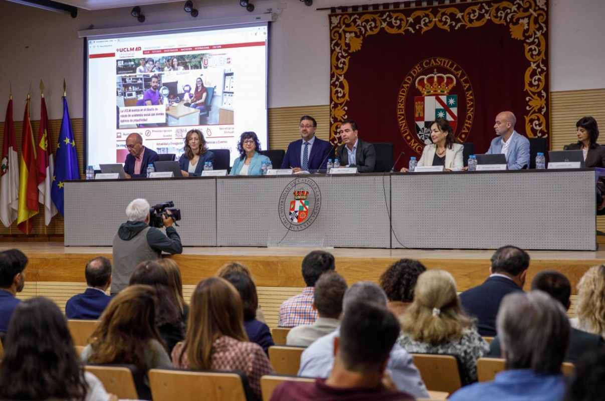 En el centro, el consejero de Educación, Cultura y Deportes, Amador Pastor.