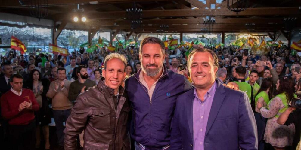 En el centro, Santiago Abascal, presidente de Vox, a la derecha, David Moreno, presidente del Grupo Parlamentario Vox, y a la izquierda, Daniel Arias, presidente de Vox Toledo.