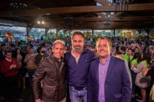 En el centro, Santiago Abascal, presidente de Vox, a la derecha, David Moreno, presidente del Grupo Parlamentario Vox, y a la izquierda, Daniel Arias, presidente de Vox Toledo.