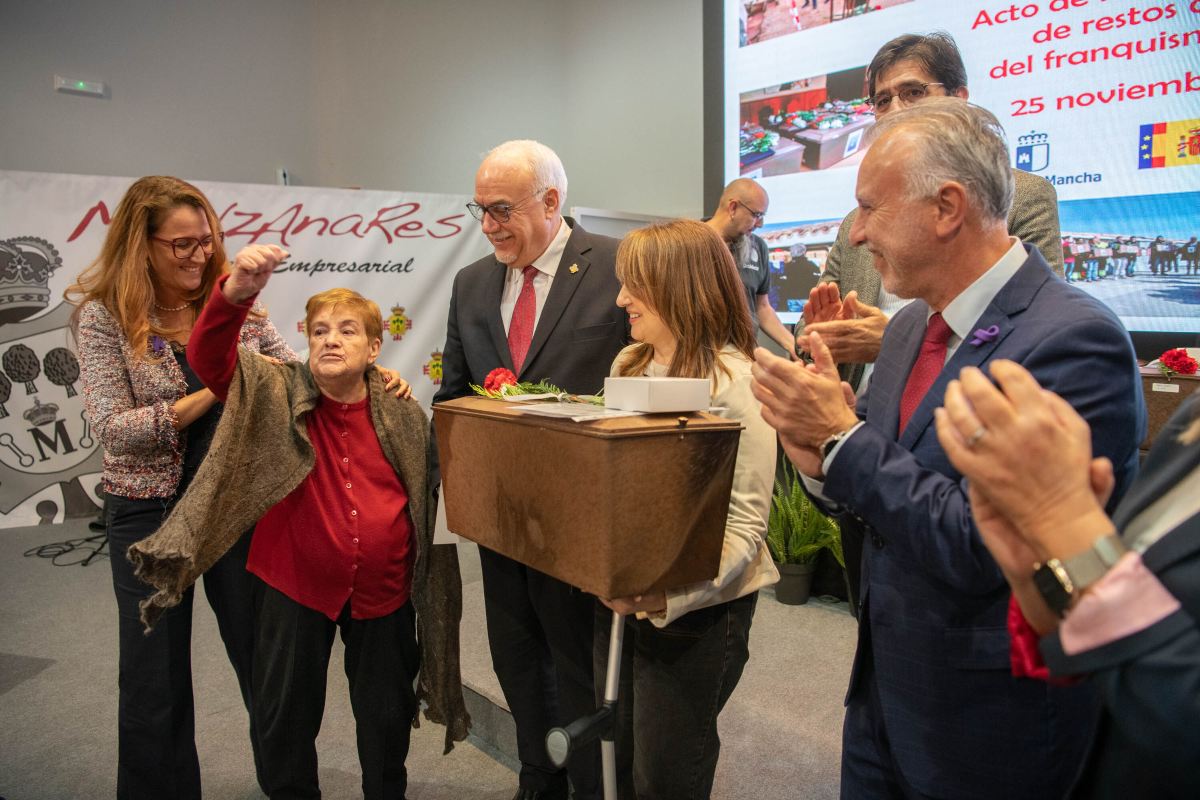 Acto de reconocimiento y entrega de restos de represaliados del franquismo a sus familiares