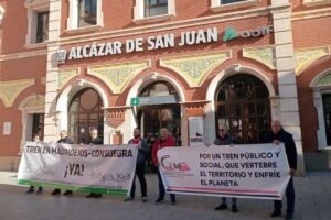 Concentración a las puertas de la estación de Alcázar