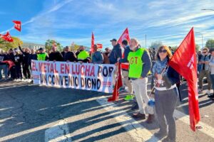 Concentración de trabajadores a las puertas de Repsol Puertollano