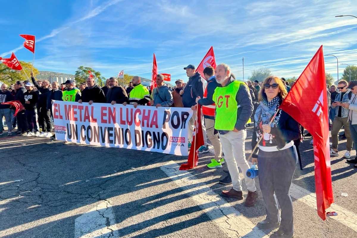 Concentración de trabajadores a las puertas de Repsol Puertollano