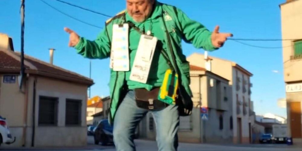 El lotero molón en uno de sus bailes por las calles de La Solana