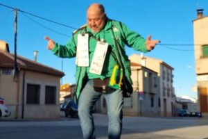 El lotero molón en uno de sus bailes por las calles de La Solana