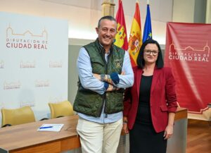 la portavoz del Gobierno de la Diputación, Rocío Zarco, junto al vicepresidente cuarto, Adrián Fernández