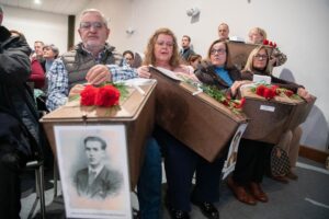 Familiares con los restos de sus antepasados asesinados y ahora exhumados