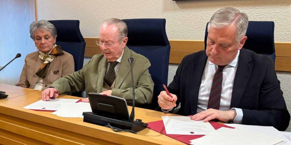 Firma de la compraventa entre el alcalde de Ciudad Real, Francisco Cañizares, y el propietario de las tierras, Rafael Ayala