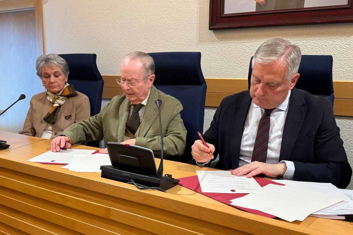 Firma de la compraventa entre el alcalde de Ciudad Real, Francisco Cañizares, y el propietario de las tierras, Rafael Ayala