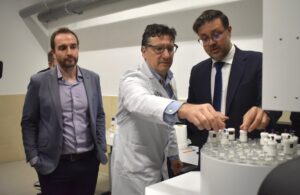 Amador Pastor visita la Facultad de Farmacia de Albacete