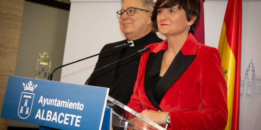 La concejala de Cultura del Ayuntamiento de Albacete, Elena Serrallé, acompañada por el Vicario General de la Diócesis, Julián Ros