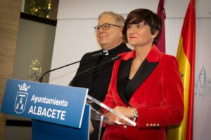 La concejala de Cultura del Ayuntamiento de Albacete, Elena Serrallé, acompañada por el Vicario General de la Diócesis, Julián Ros
