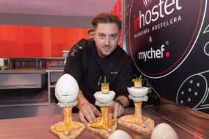 El chef Iván Anaya preparando su creación en el Concurso de Tapas de Valladolid