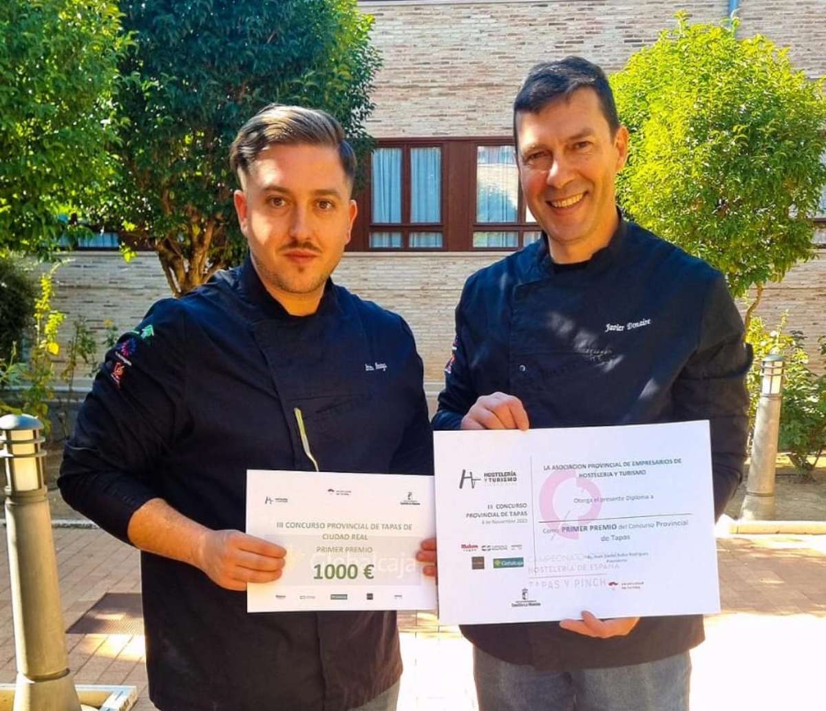 Los dos cocineros con el premio