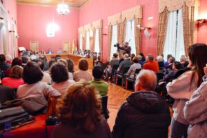 Numeroso público en la sesión plenaria del Ayuntamiento de Tomelloso