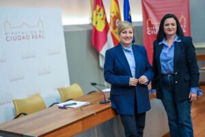 Rueda de prensa de Rocío Zarco (dcha.) y Sonia González, portavoz y vicepresidenta segunda, respectivamente