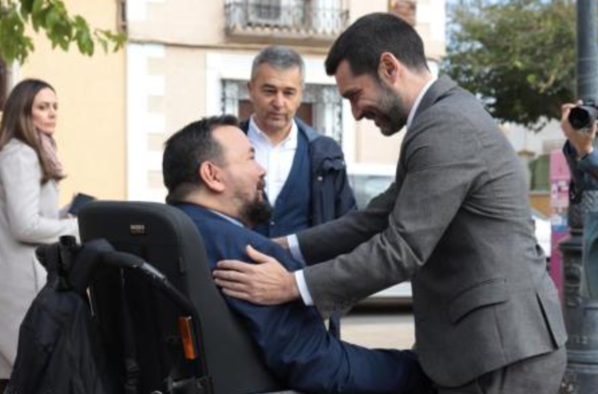 El alcalde de La Roda y el ministro de Derechos Sociales este mediodía en la localidad albaceteña. Foto: Ministerio de Asuntos Sociales