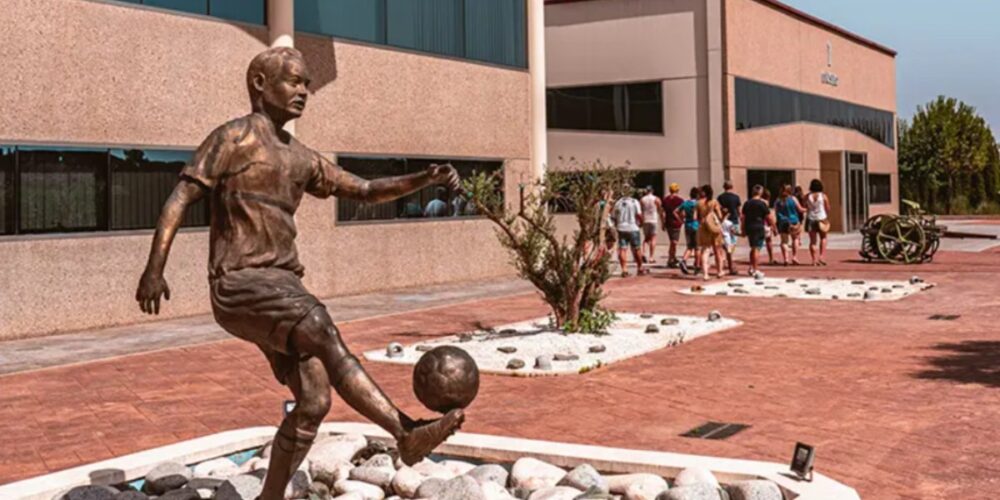 Escultura de Andrés Iniesta en Fuentealbilla (Albacete). Foto: Bodega Iniesta