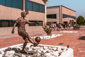 Escultura de Andrés Iniesta en Fuentealbilla (Albacete). Foto: Bodega Iniesta