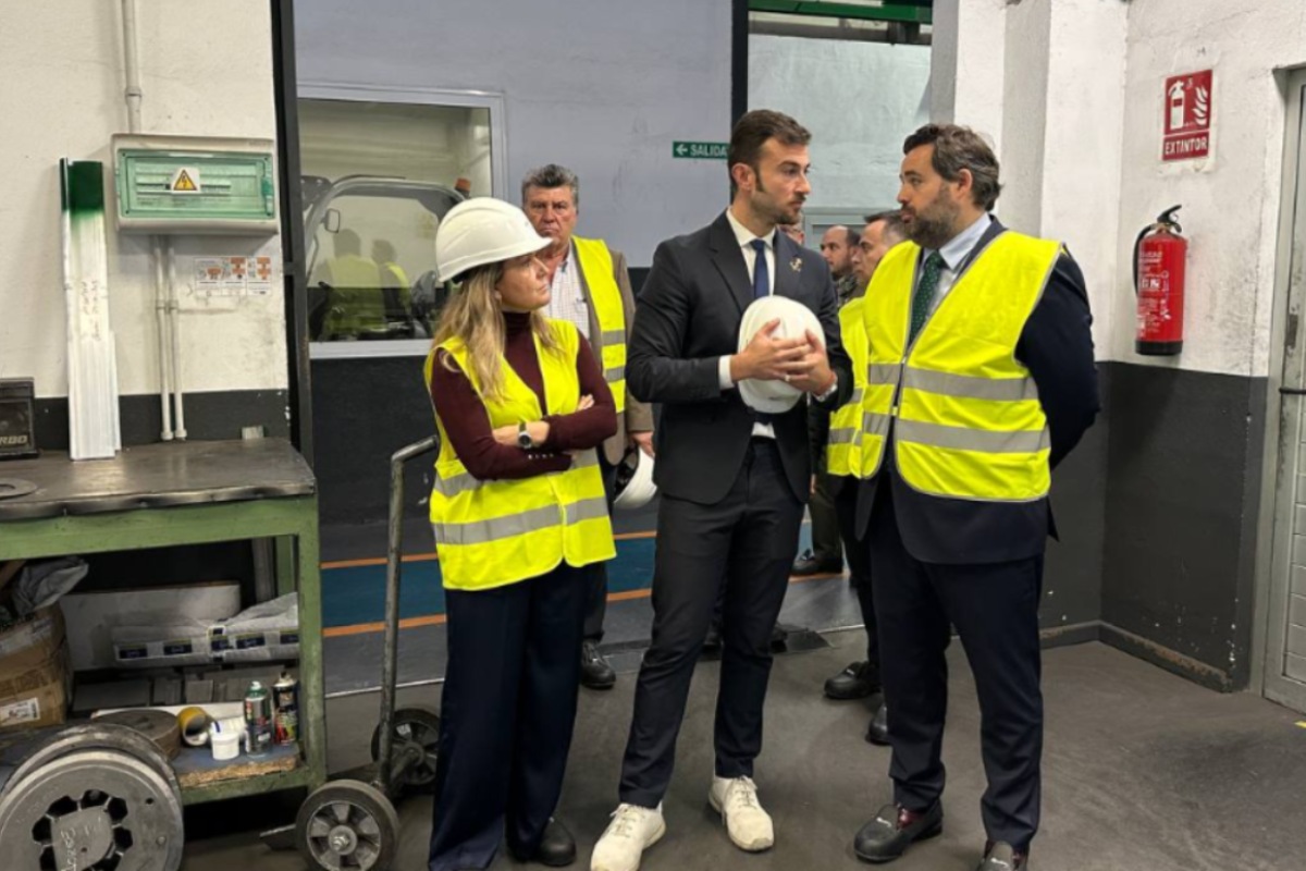 Paco Núñez visita la empresa Extrual en Albacete. Foto: PP