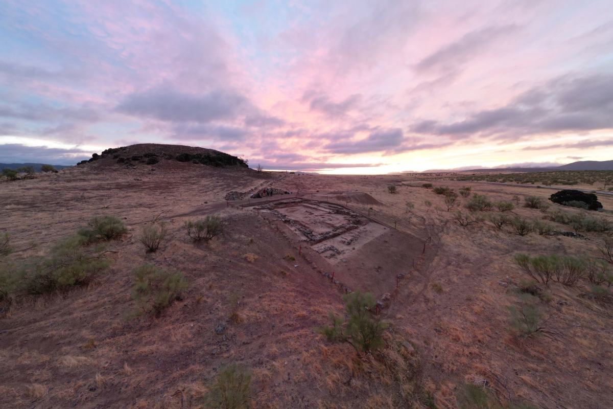 Situación del santuario tartésico de La Bienvenida-Sisapo en la zona elevada del asentamiento, junto al castillejo volcánico