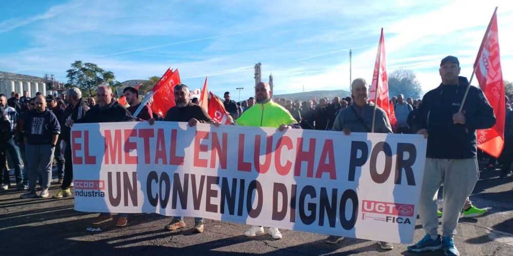 Trabajadores a las puertas de Repsol Puertollano