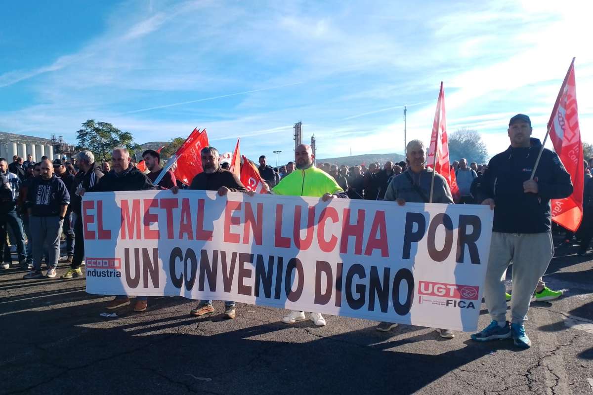 Trabajadores a las puertas de Repsol Puertollano