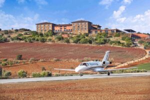 Un jet privado aterrizando en la pista del Hotel La Caminera