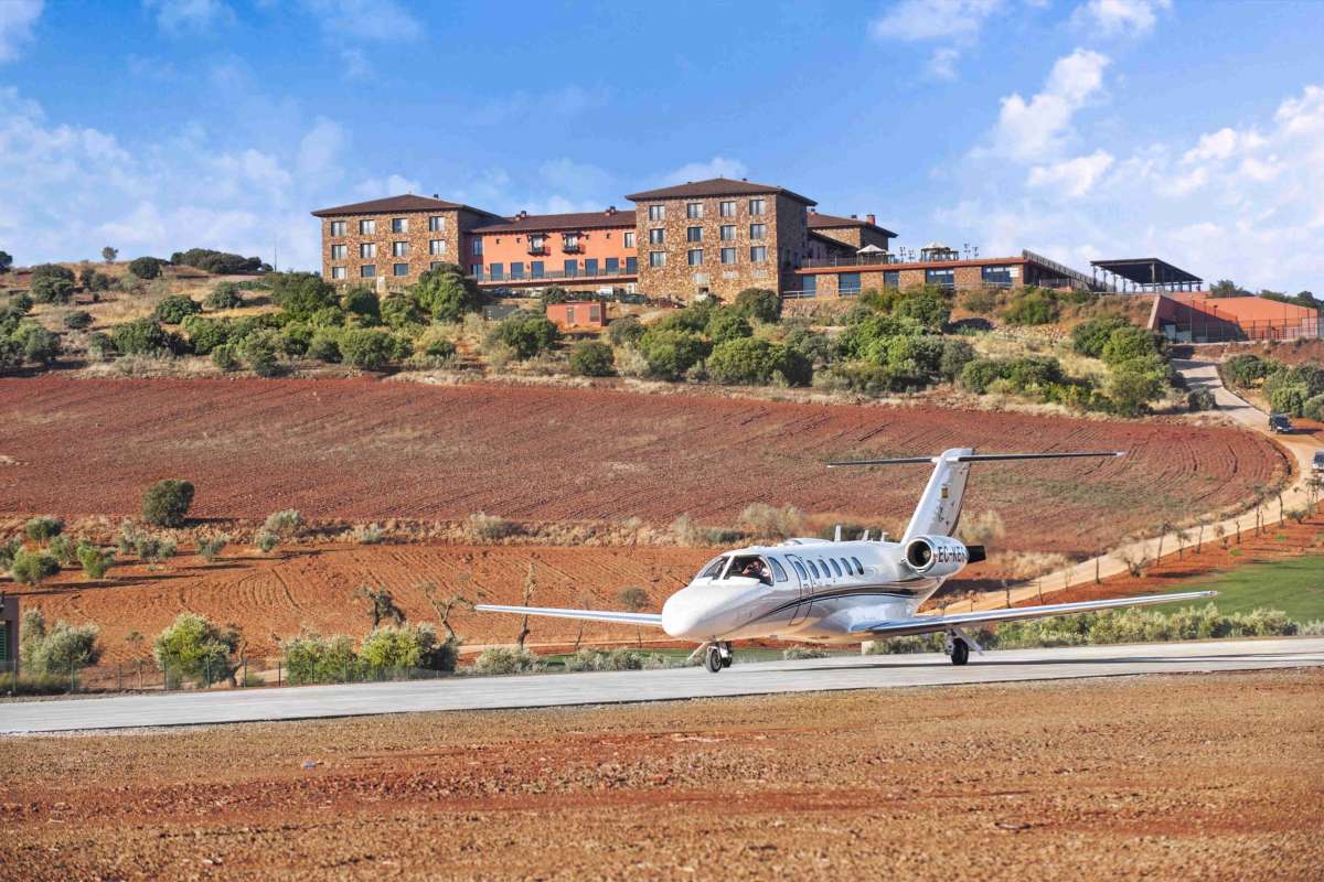 Un jet privado aterrizando en la pista del Hotel La Caminera