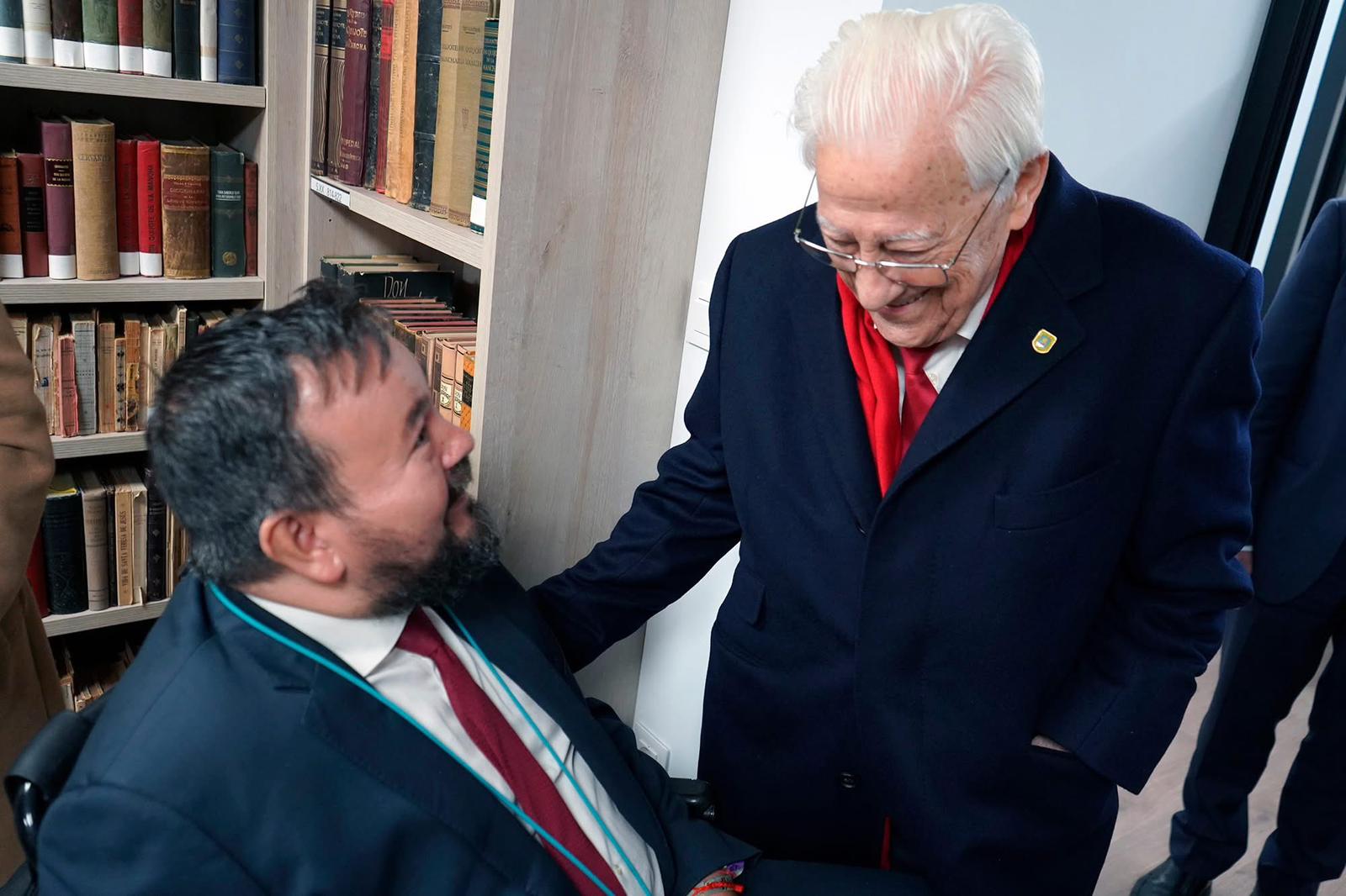 El alcalde de La Roda y el Padre Ángel.