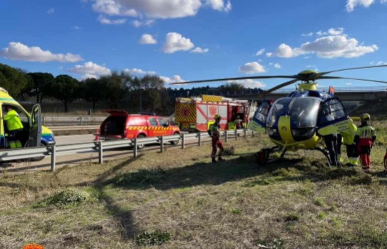 Momento en el que trasladan al hospital en helicóptero al conductor herido. Foto: Cpeis Toledo.