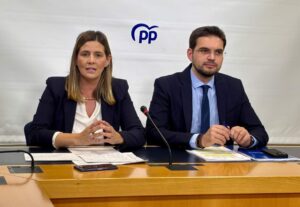 Carolina Agudo y Santiago Serrano, en la rueda de prensa.