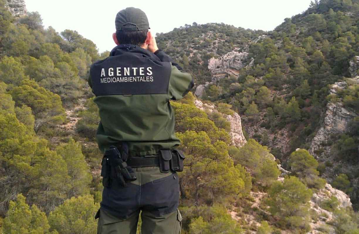 En la foto, un agente medioambiental.