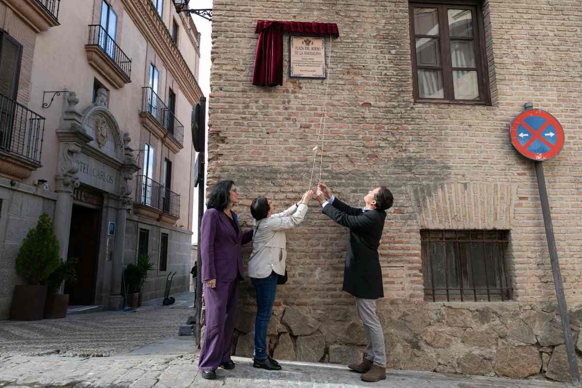 María del Mar Azaña y Carlos Velázquez, descubriendo la placa.