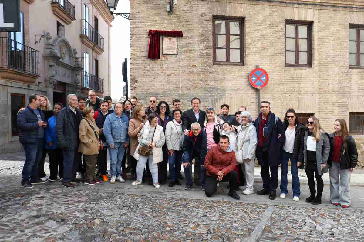 Foto de familia bajo la placa en honor a Apanas en Toledo.