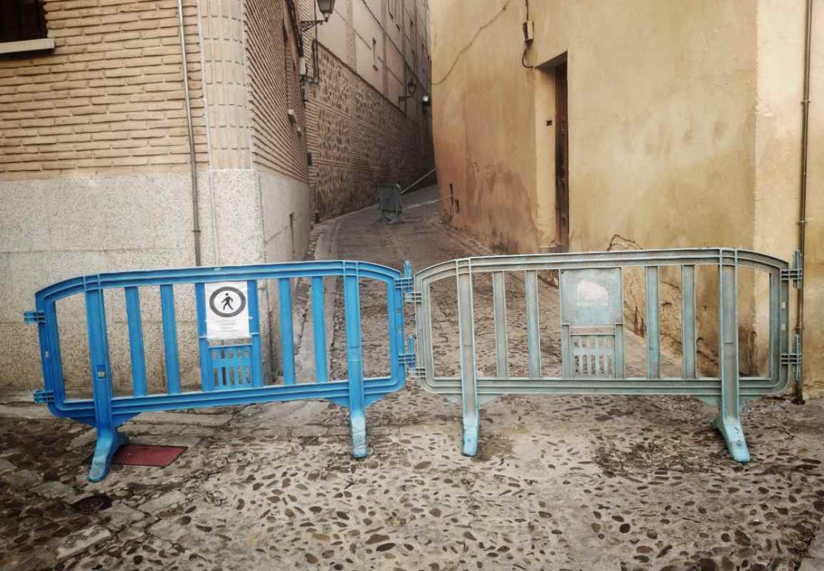 En la foto se pueden ver las vallas que impiden el paso y la señal de tráfico. Foto: Rebeca Arango.