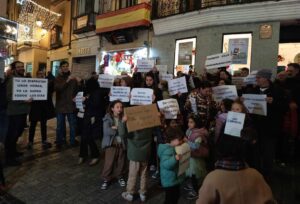 Los vecinos, hartos de la mala calidad de vida que sufren en el casco por el turismo.