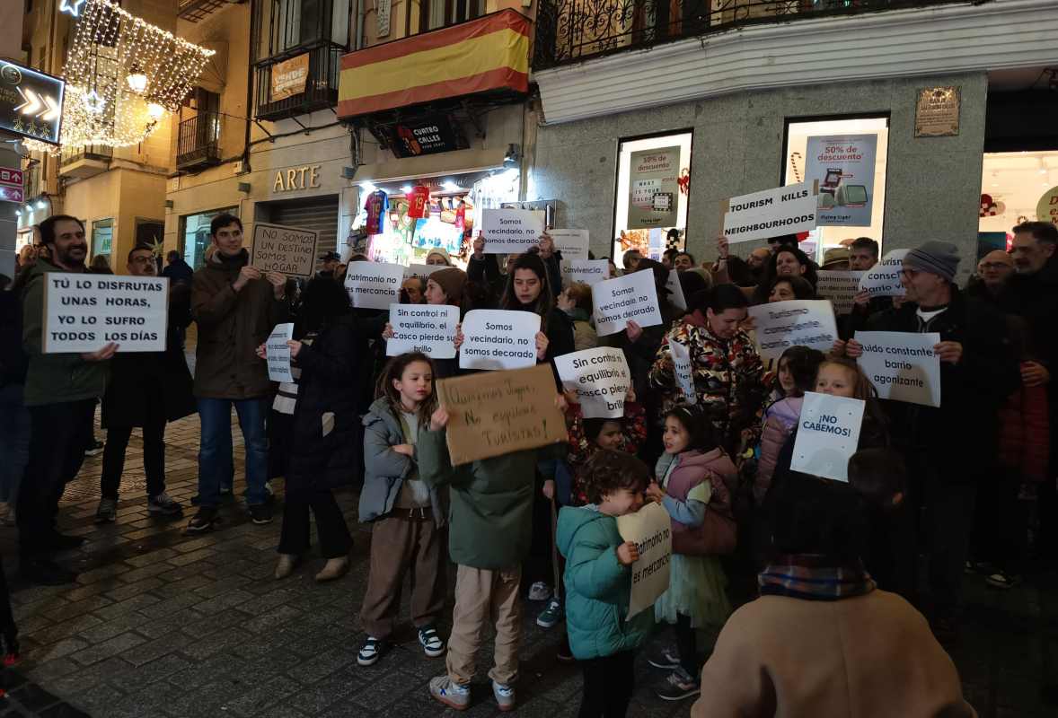 Los vecinos, hartos de la mala calidad de vida que sufren en el casco por el turismo.