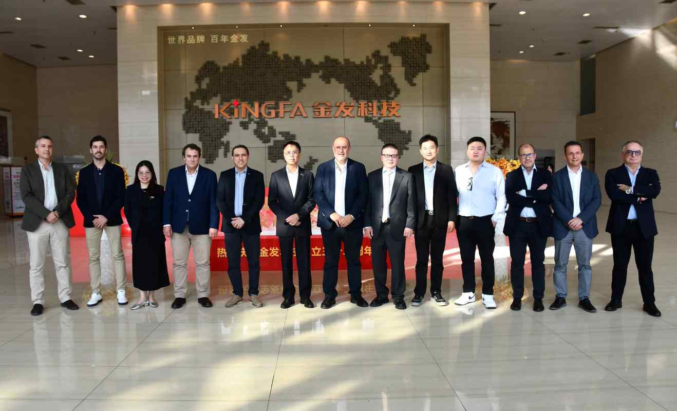 Visita de una delegación castellanomanchega a Kingfa, en China.