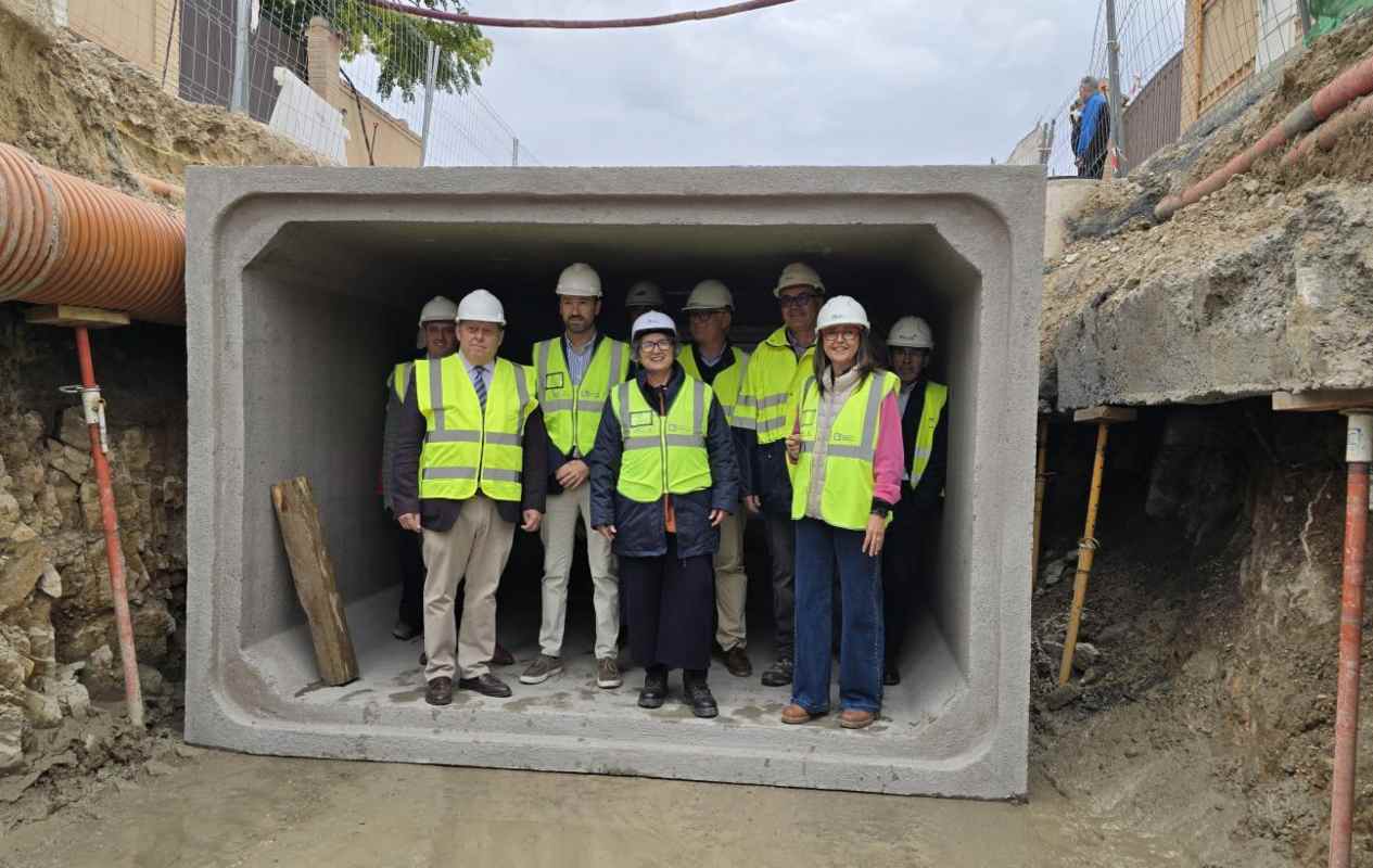 La consejera Mercedes Gómez (centro) visitó las obras de Cobisa.