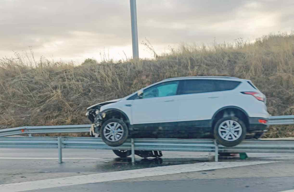 Imagen del vehículo accidentado en la TO-23.