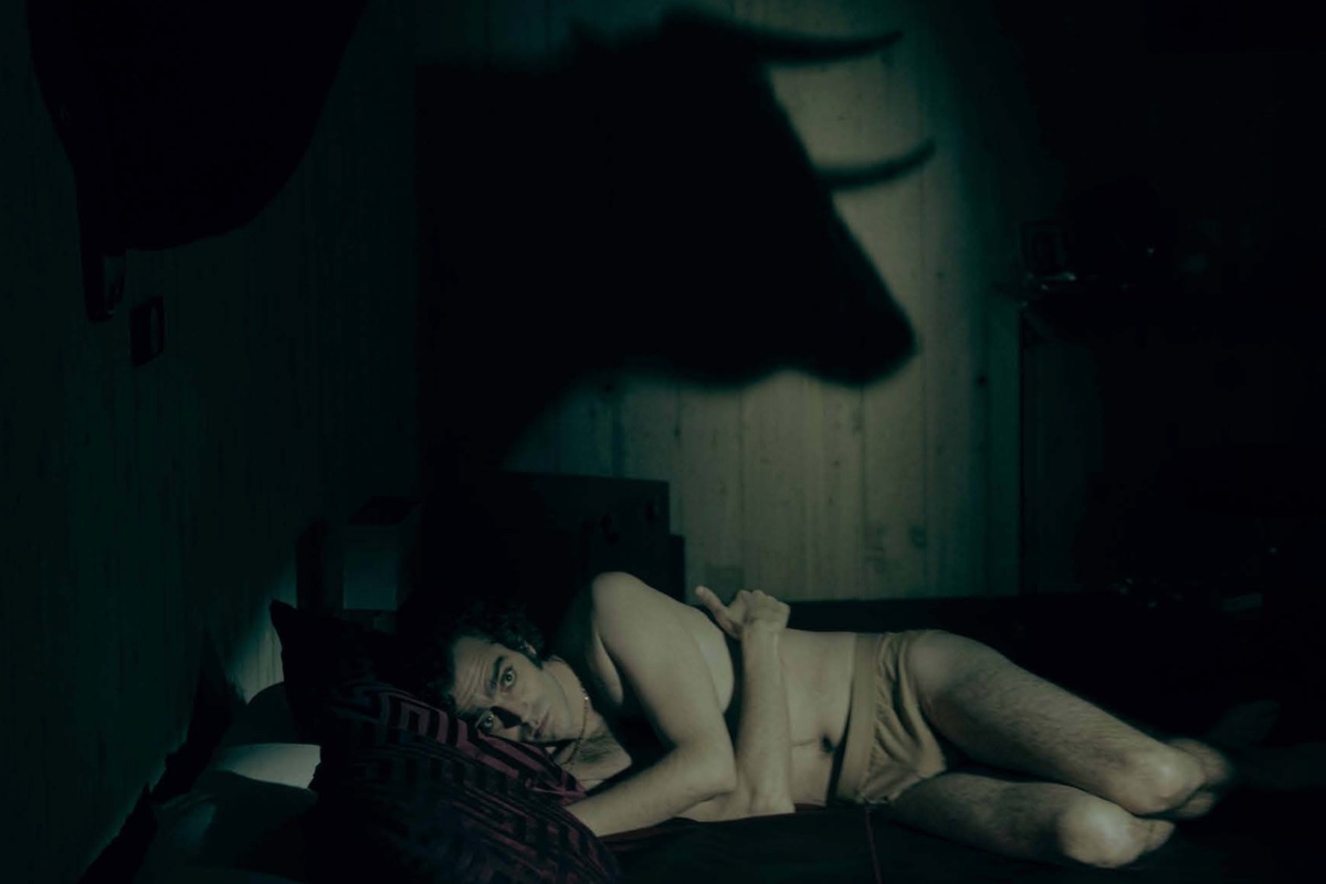 Frame del cortometraje 'Una cabeza en la pared'