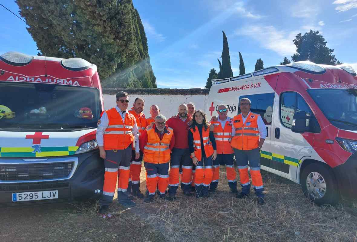 Efectivos de Cruz Roja participando en el simulacro.