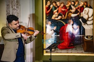 Foto de archivo de Ulises Illán tocando el violín frente al cuadro 'El tránsito de la Virgen´