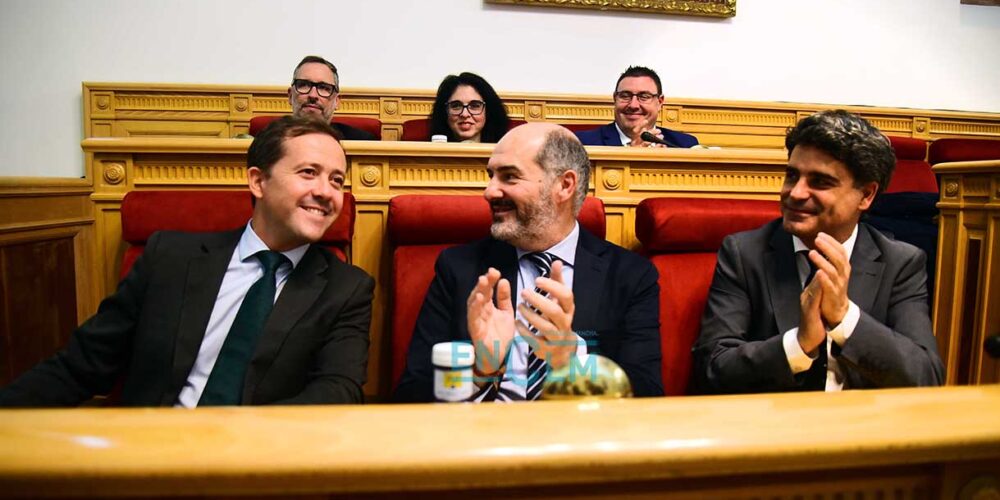 Velázquez es aplaudido al finalizar su intervención por los compañeros de Gobierno. Foto: Rebeca Arango.