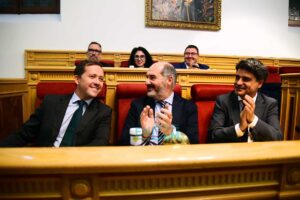 Velázquez es aplaudido al finalizar su intervención por los compañeros de Gobierno. Foto: Rebeca Arango.