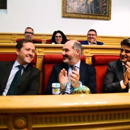 Velázquez es aplaudido al finalizar su intervención por los compañeros de Gobierno. Foto: Rebeca Arango.