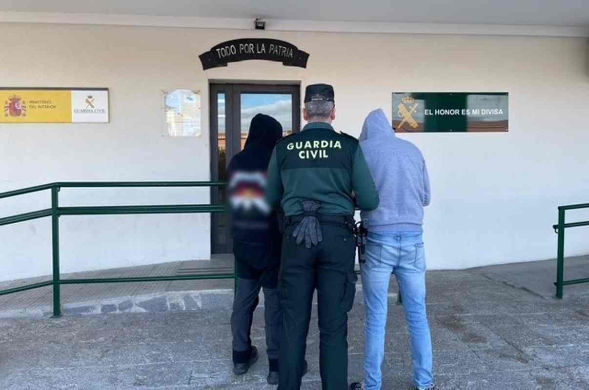 Detenidos por la Guardia Civil, en una imagen de archivo - GUARDIA CIVIL